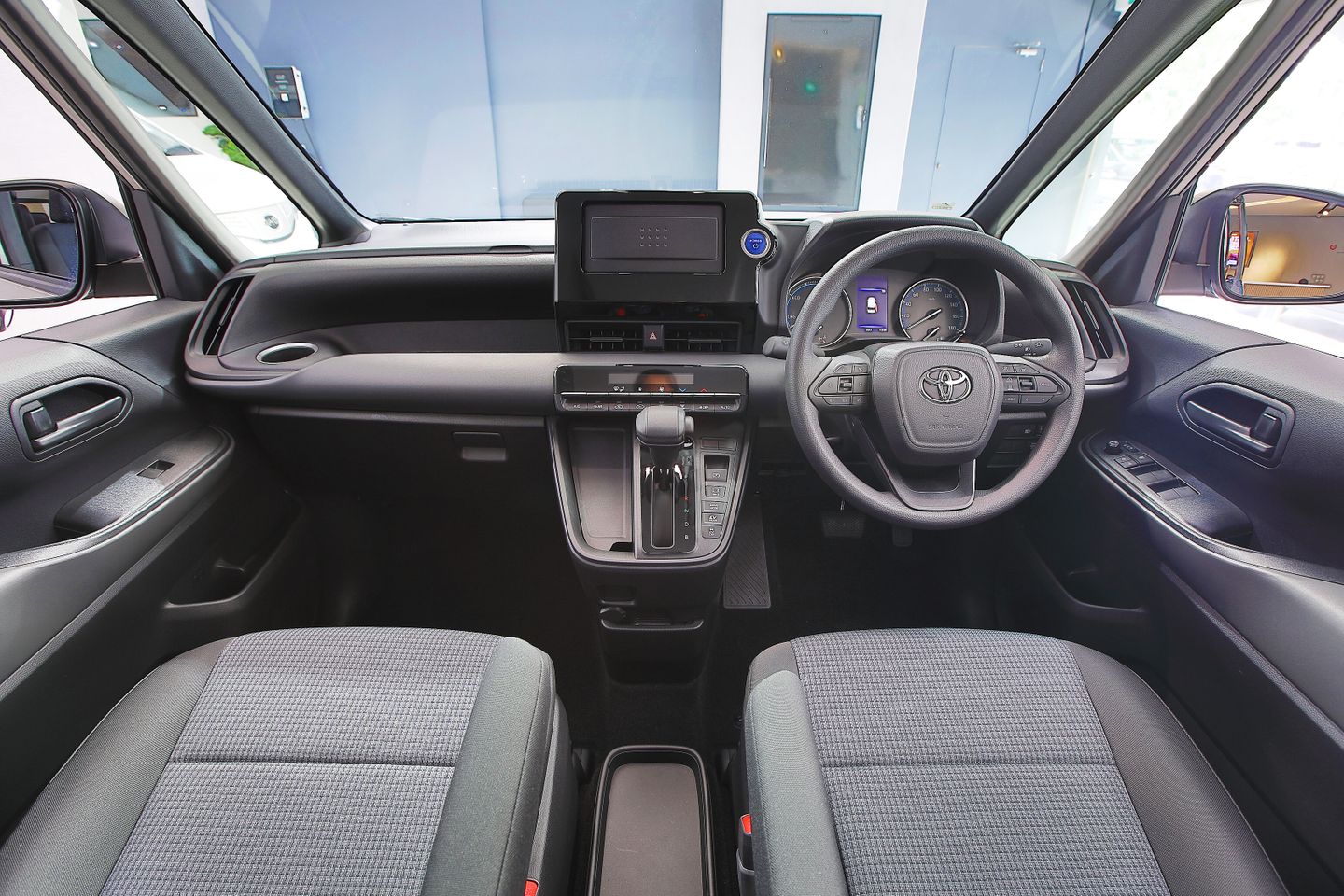 TOYOTA_NOAH_2022_10.1" – KARNNEX